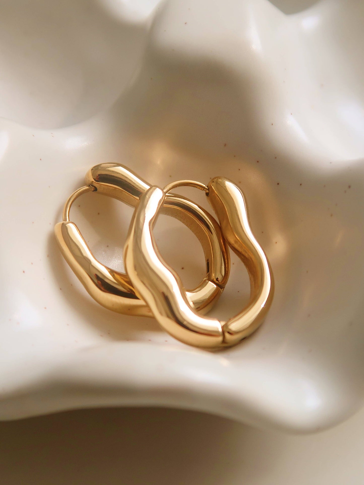 Darcy Oval Wavy Hoop Earring