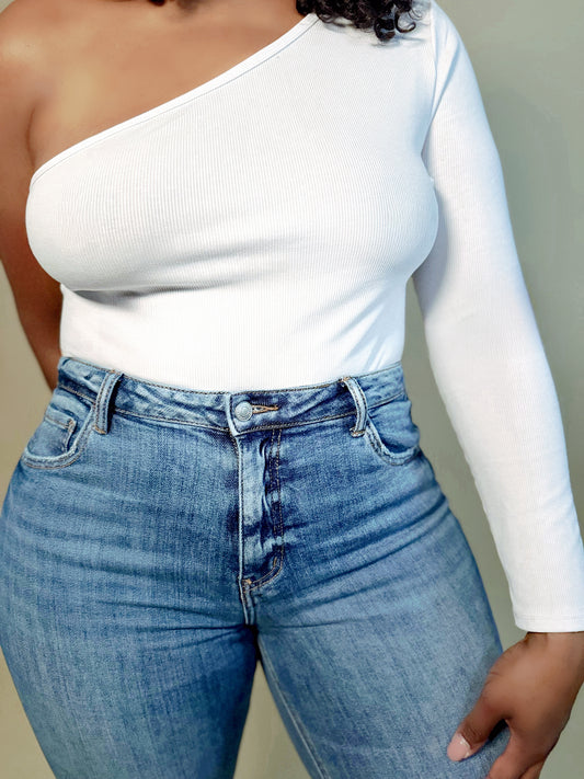 High Rise Dad Jeans denim Detail Front View Cropped light blue High-waisted women’s jeans front slit Women’s ripped jeans