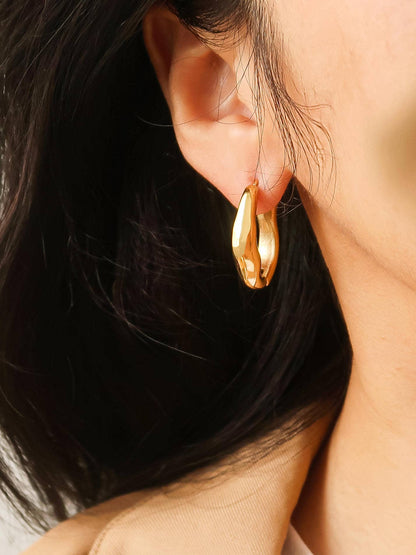 Darcy Oval Wavy Hoop Earring