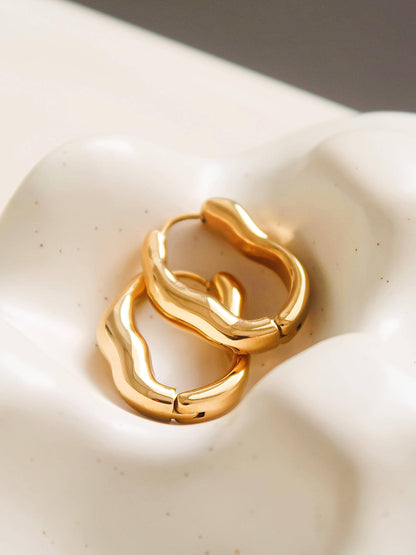 Darcy Oval Wavy Hoop Earring